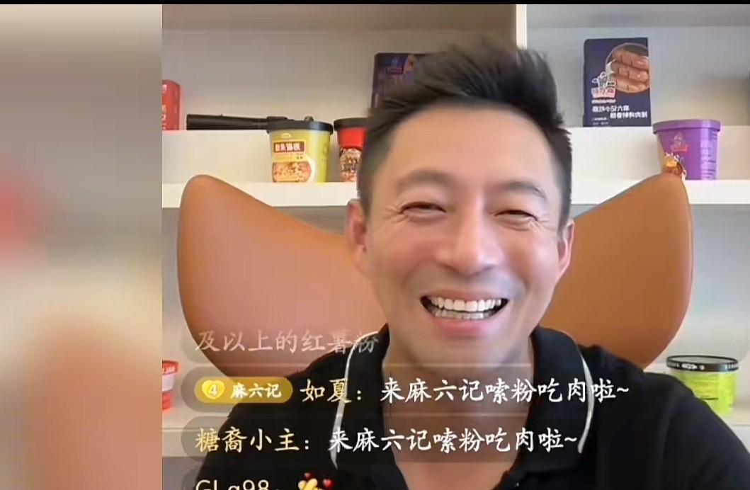 网友的一句话把汪小菲给乐的笑开了花，自己都觉得不好意思了……
下午汪小菲直播
一