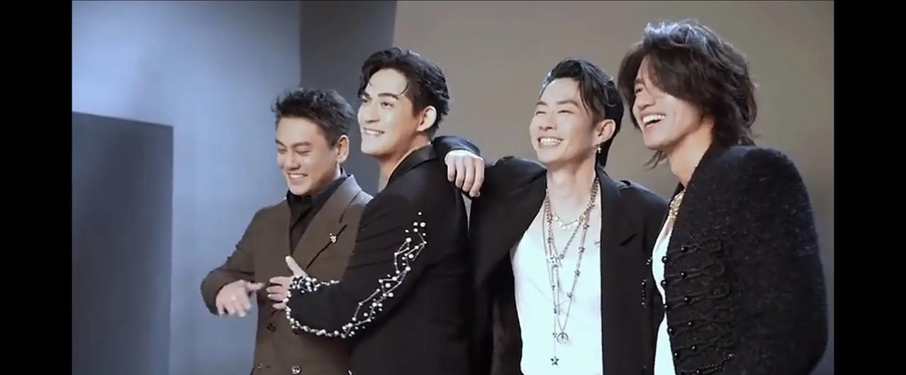 刚刚刷到当年红极一时的F4，
在5月天演唱合体[比心]
能让观众记忆犹新，是因为