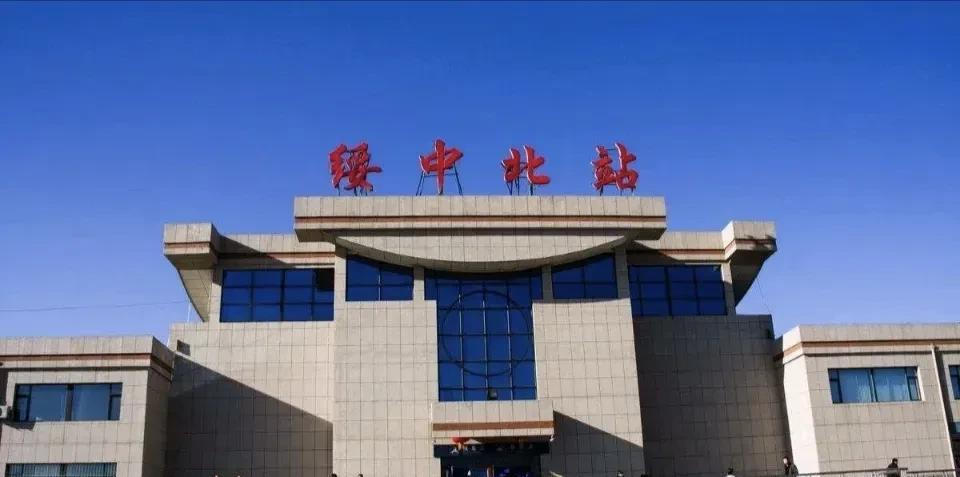绥中县，葫芦岛市下辖县。
绥中县，距离葫芦岛22分钟的高铁。葫芦岛市设有高铁站，