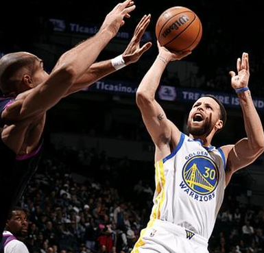 库里26分带领勇士大胜森林狼拿下巴特勒赛季报销后首胜。NBA常规赛，勇士客场挑战