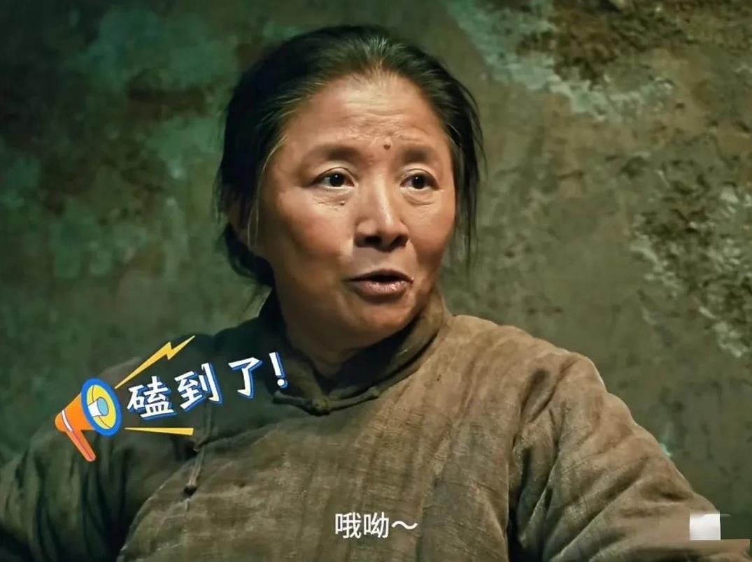 我好像突然明白了
为什么《生万物》中封大脚的母亲会让迟蓬来演了
不为别的，导演肯
