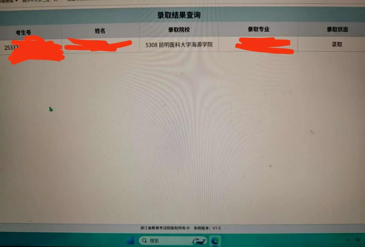 独立学院值不值得去读？我是真觉得没有必要读下去。
一年费用近三万，学医五年，光学