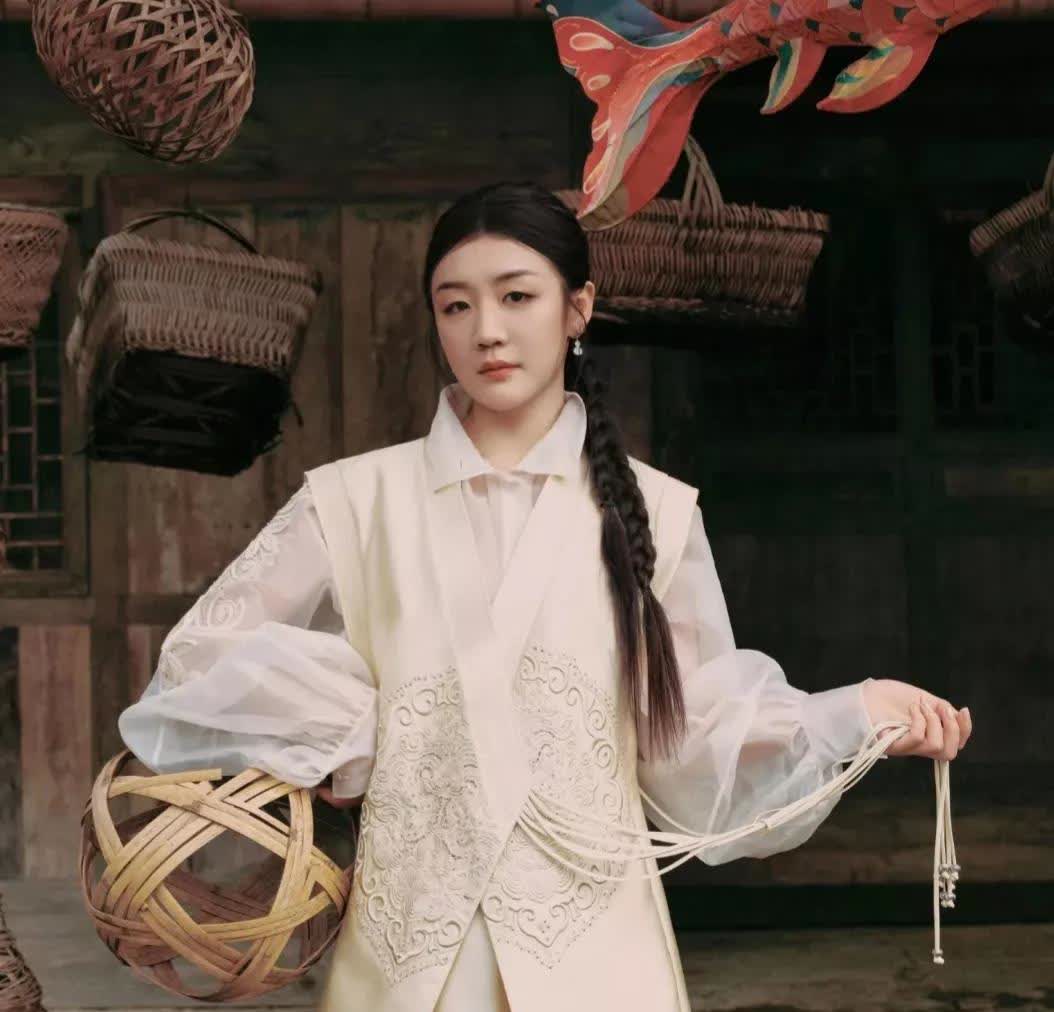 陈梦杂志首封图。
陈梦还是很适合这种大气稳重的搭配和妆容，很符合她的端庄大气的