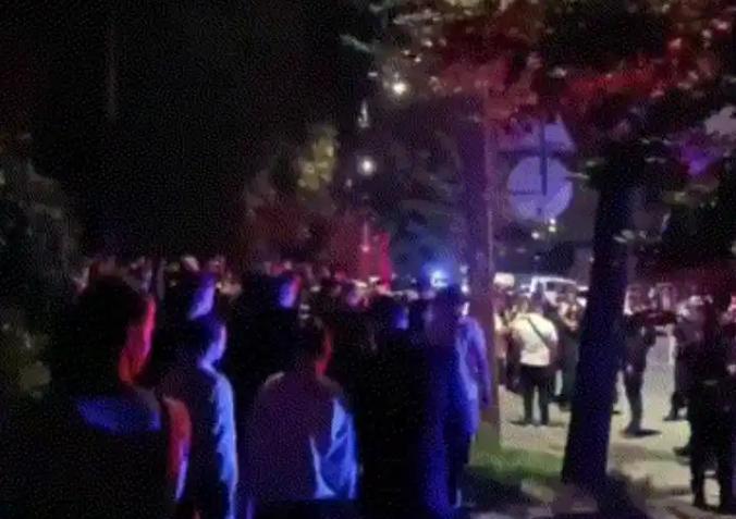 乌克兰民众围攻体育场，试图救出数百名被抓的“壮丁”。
8月1日，文尼察市一座体育
