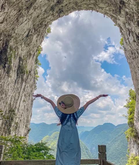 扎心了，老铁！
国人旅游，为啥总跟打仗似的？
攻略做得比论文还厚，景点打卡比