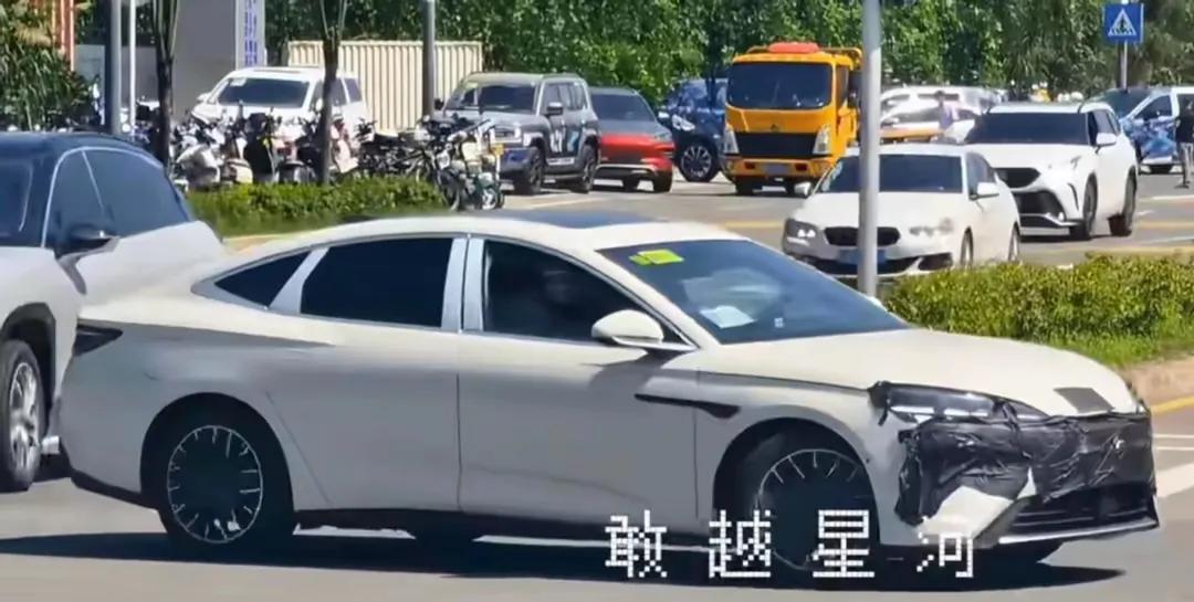 新款海豹07dmi新款曝光了
光改封闭前脸远远不够
要想实现今年的销量目标
13