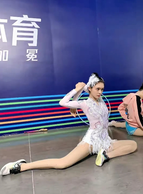 傅菁，在艺术体操中展现了超凡的柔韧性和艺术感，仿佛一条美人鱼在水中翩翩起舞。