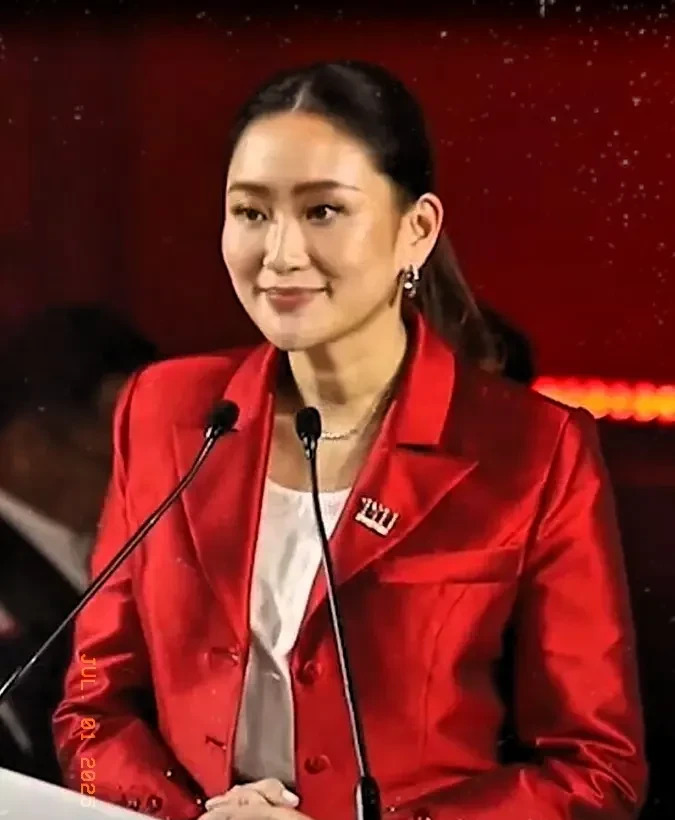 泰国总理出事了，录音害惨她！











哇塞！泰国总理佩通坦竟然被停