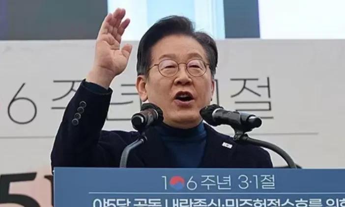李在明瞬间不慌了！
就在前天，3月18日，李在明终于如愿以偿得到了韩国警方的保护