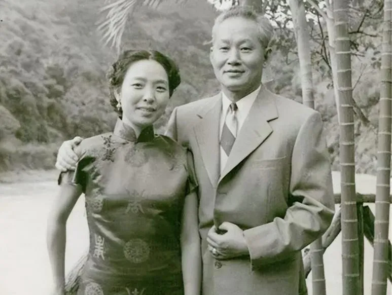 一天晚上，孙立人正准备进被窝，突然发现身边躺的是护士张梅英，他正要赶她走，突然，