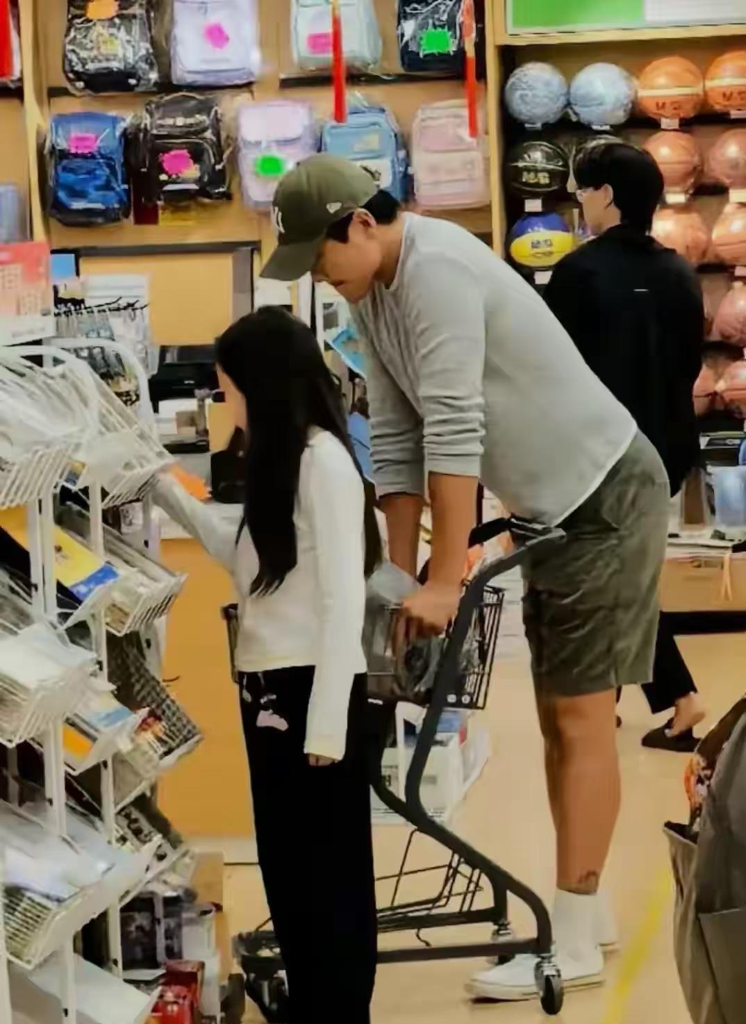 最近跟孩子去文具店买文具
刚好碰到了高云翔也陪小酒窝
亲眼所见他真的不像大家说的
