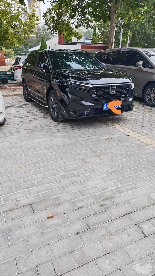 我开的是本田CRV
我开车的时就是用手机导航和放歌曲，因为手机的导航准确歌曲想听