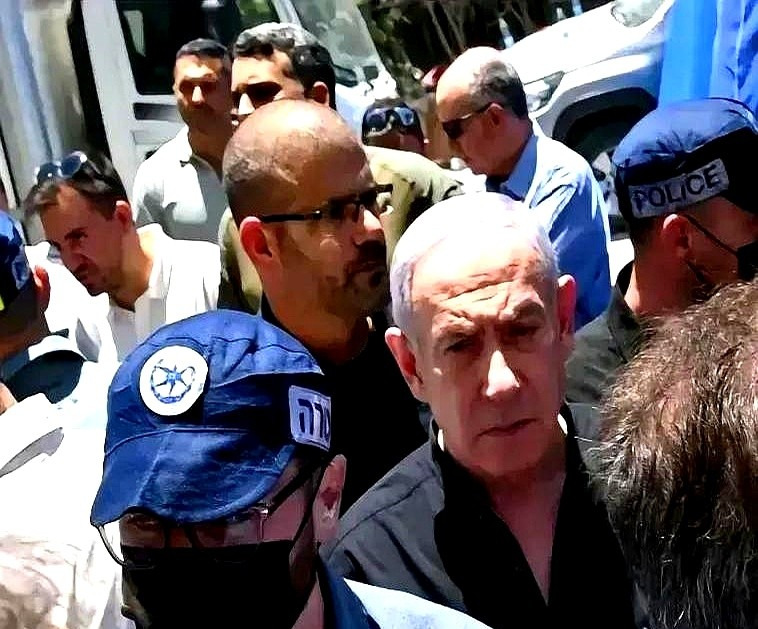 内塔尼亚胡视察被炸现场，惨不忍睹











天呐！内塔尼亚胡终于也尝