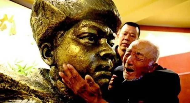 1958年志愿军回国，一人来到上甘岭597.9高地痛哭：哥哥，明天我就回国了，妈