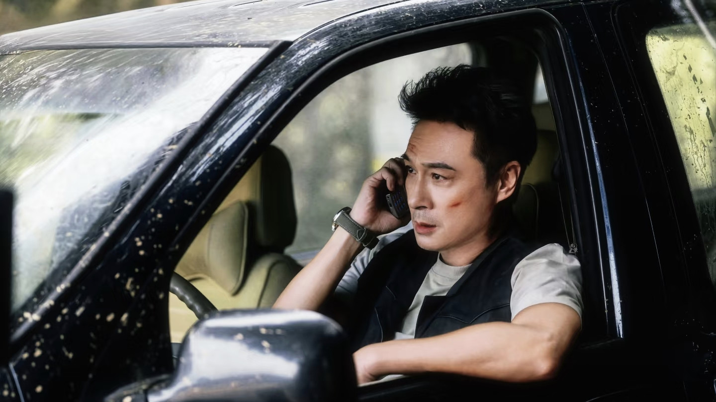 63岁吴镇宇刷老年卡被“拦”，这波操作笑翻网友！