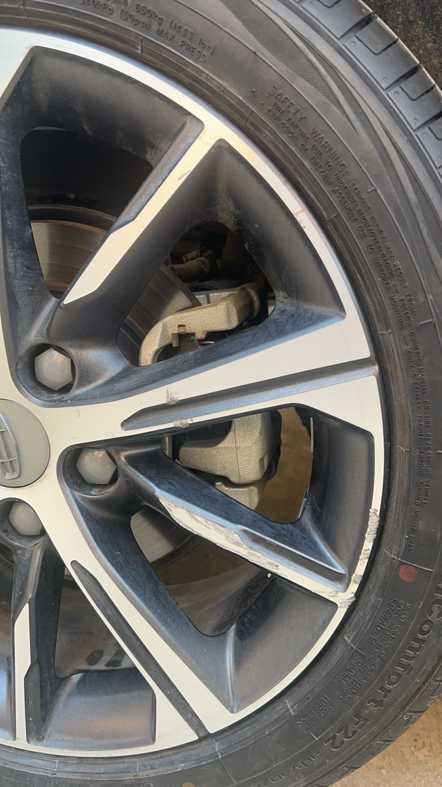 轮胎被坑洼路面搞爆胎了
轮胎因为路面坑洼问题导致爆胎了 换轮胎的又不专业 铁撬棍