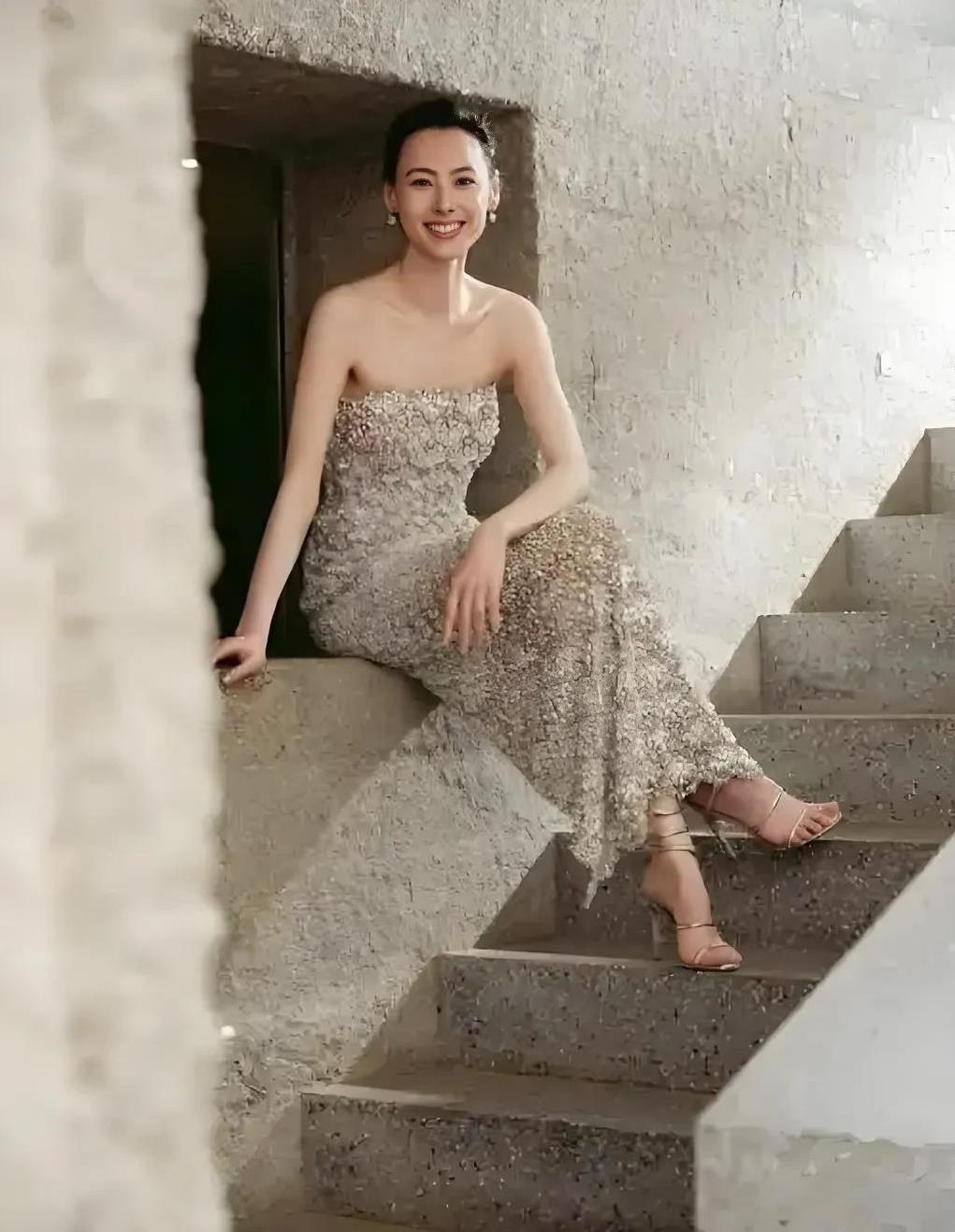 我觉得梁洛施不会再结婚了！
不是她年纪大了，也不是她不漂亮了，而是她的人生不需要