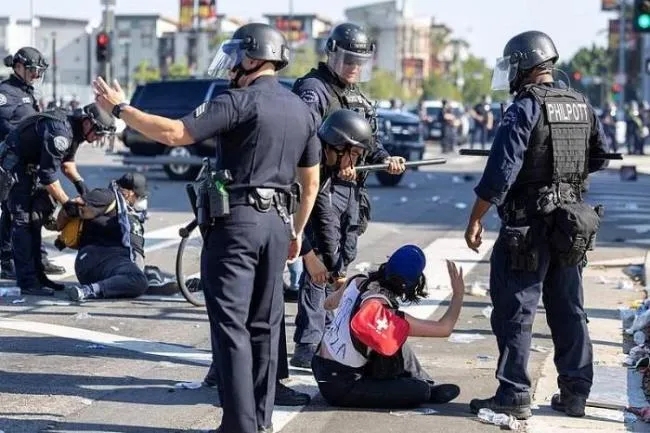 号称“人人持枪”的美国老百姓，为何在这次洛杉矶暴乱中，不敢直面美国军警，真怂还是