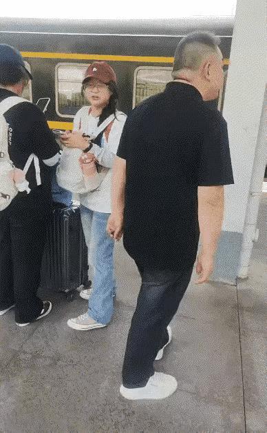 这小子，跑去云南见网友，幸亏被父亲阻拦。
      云南是什么地方，离哪里最近