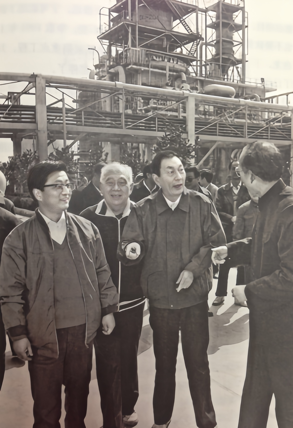 这是1990年3月7日，朱镕基考察上海氯碱总厂30万吨乙烯工程氯乙烯厂。当时朱镕