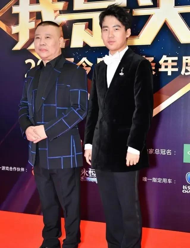 郭麒麟咋都没想到，一下子被父亲郭德纲揭了3个老底。
在接受王伟忠访谈时，郭德纲谈