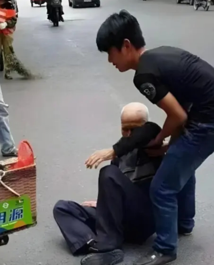 “下次还敢讹人吗！”2024年江苏南京，男子看到老人摔倒受伤，他打开记录仪和手机