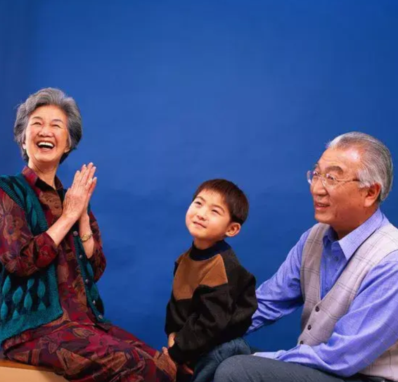 反思！培养出一个上进的孩子是每个父母的愿望。但有出息的孩子和没出息的孩子，谁更懂