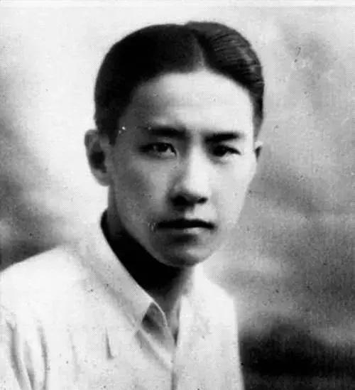 1916年，袁世凯去世，六姨太叶蓁分得银元26.4万元，金条20块，房屋100间