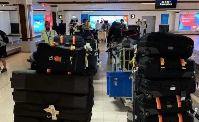 中国男足的行李箱？
根据规定，国际航班是每人两件行李，每件不能超过23公斤。当然