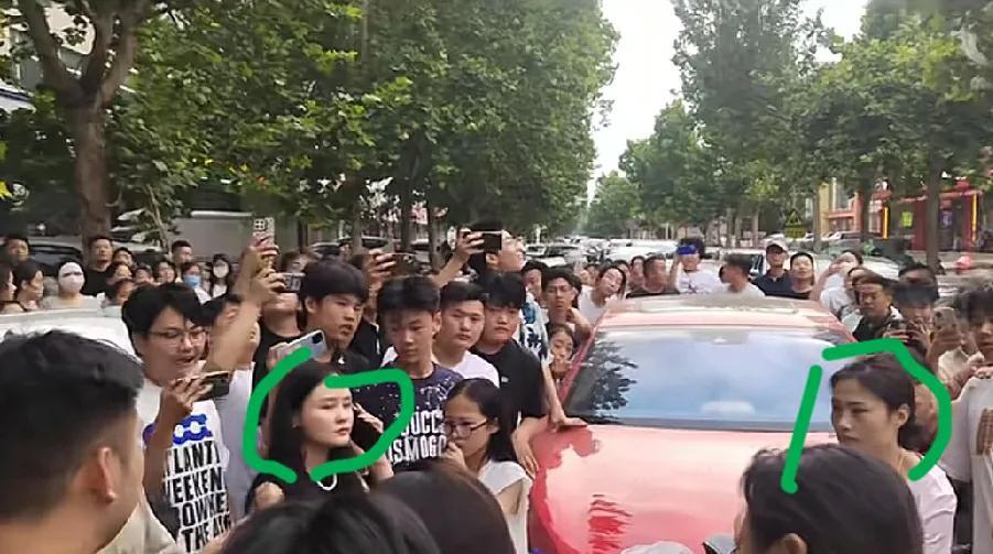 昨天一红色车辆被围在路上，原由是原配截住老公和小三开车逛街，吃瓜群众瞬间忽啦啦的