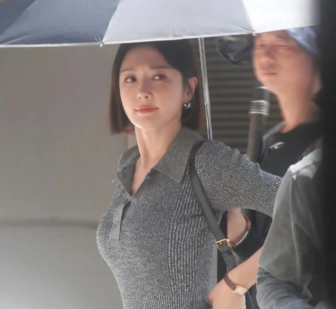 秦岚真的是，越来越漂亮了，要知道她已经50岁了，一点不显老！