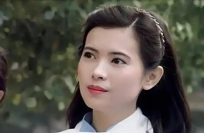 蓝洁瑛，曾经香港有名的玉女，看到她唱歌的视频，确实是挺有风味。不过想想她后来的遭