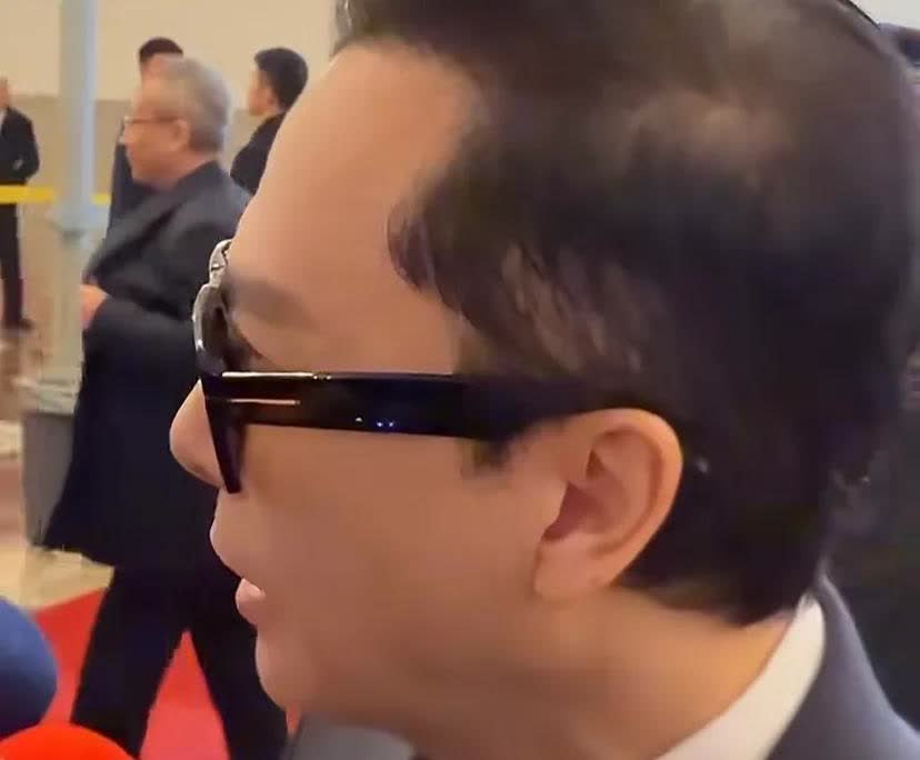 甄子丹回应统一肯定是必要的！
         台湾媒体给甄子丹挖坑，问甄子丹