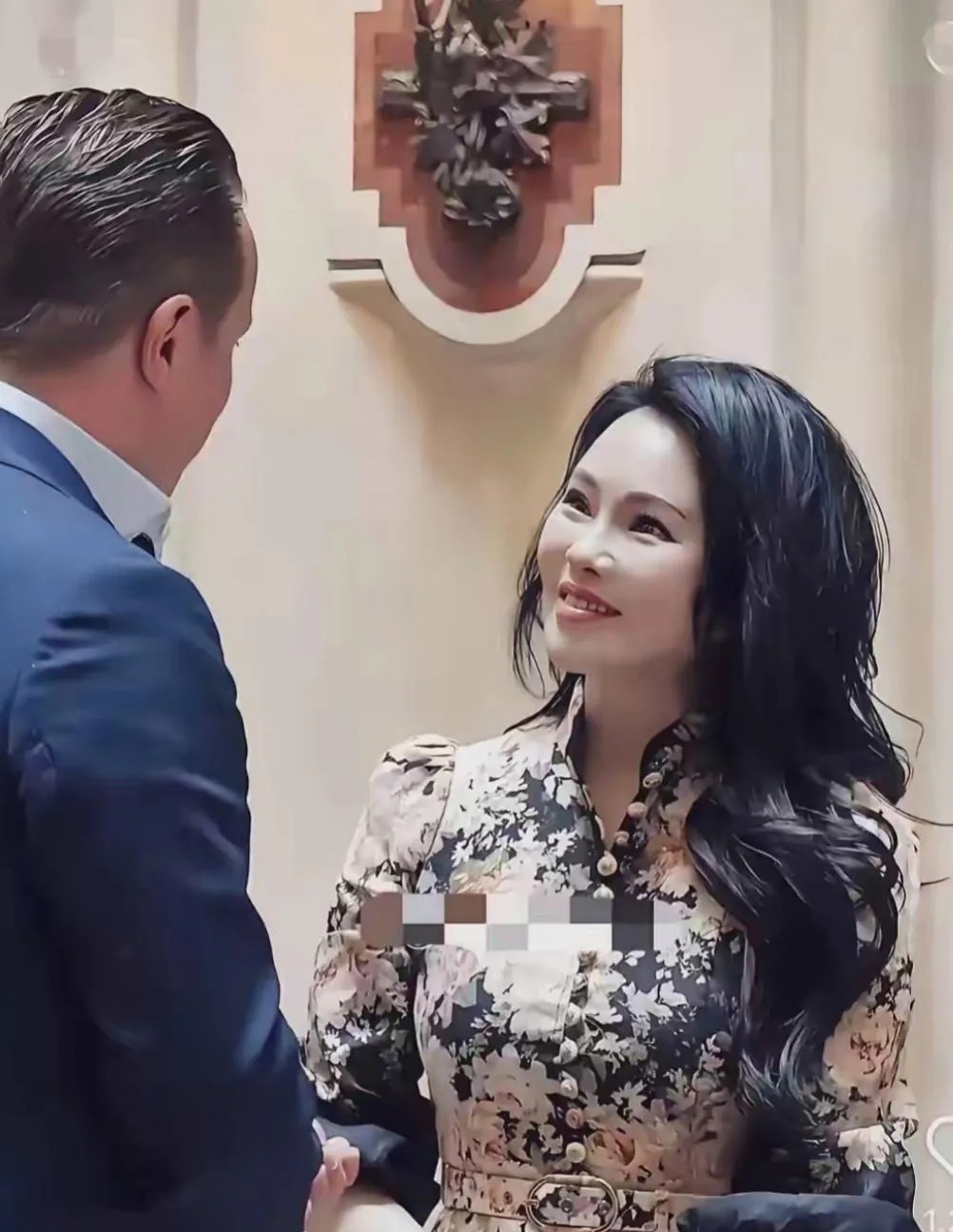 身材丰润、皮肤白皙、波浪发垂肩的伊能静看上去也满脸沧桑了，有些像时髦的老奶奶了，