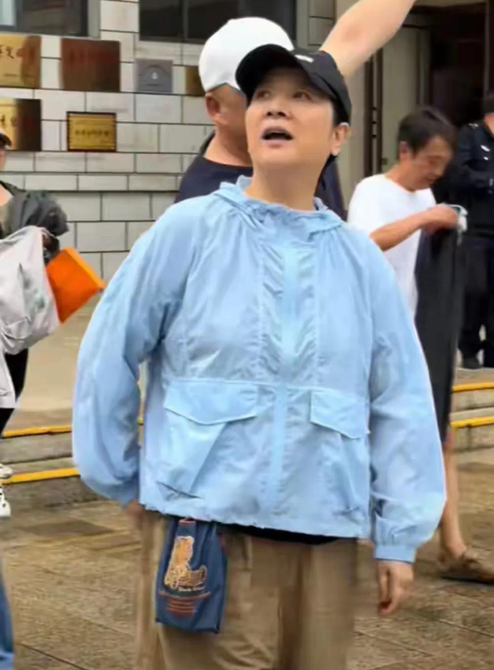 著名演员陈小艺与导演老公、儿子一家三口回老家旅游，56岁陈小艺发福了不少，穿着蓝