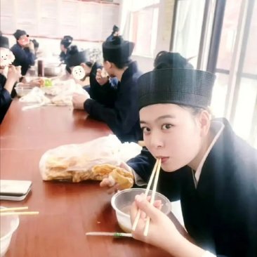 从她的眼神可以看出她很难修成正果