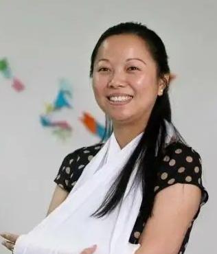 2011年，杭州一女子徒手接住从10楼掉下的女童，收到奖励30万，女子用20万还