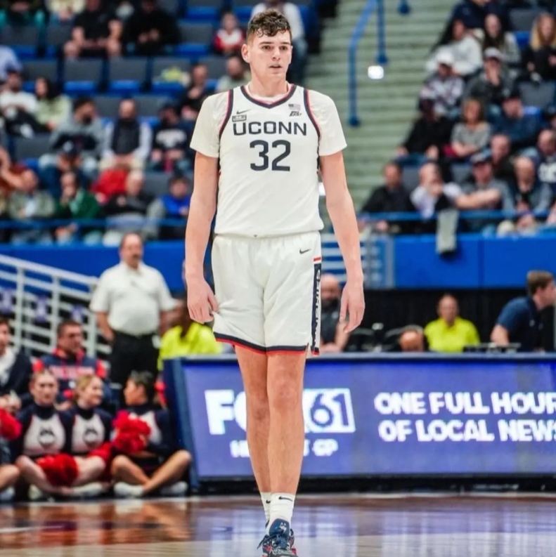 这一战彻底证明克林根的上限不高。
他的未来只能是合格蓝领，做不了首发大C。参考对