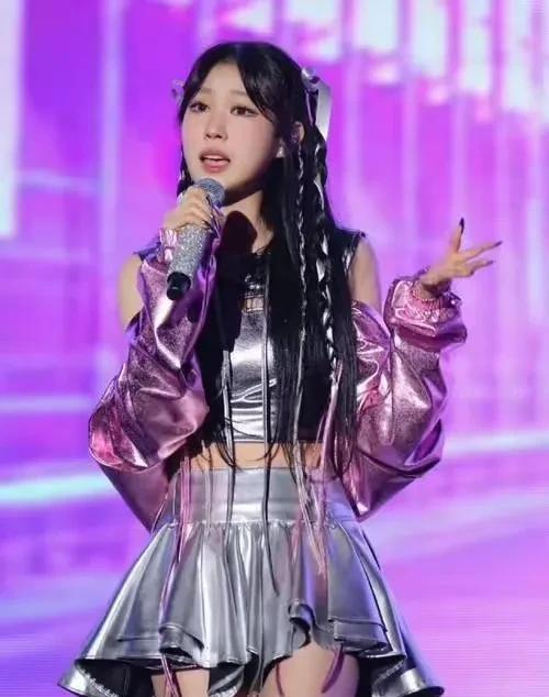 怎么回事？
前脚刚演唱会争议轰动那么大
她爸还下跪道歉
但是买票的观众基本不买账