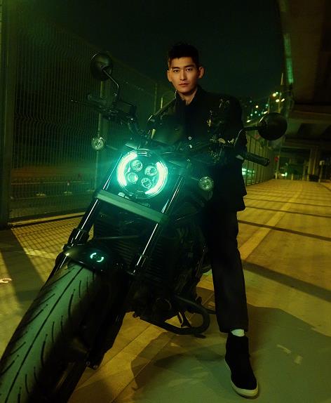 张翰被拍到与一名身穿白色连衣裙的“甜美型”女性参加朋友聚餐。聚餐结束后二人一同乘