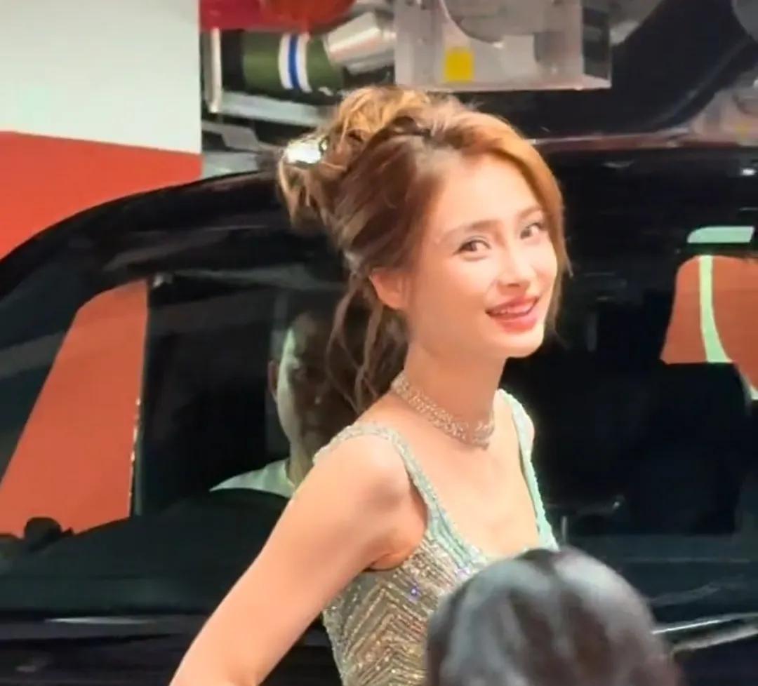 怎么越来越美啦 有种她早期的混血感了 跑男时期觉得她变的很有内地感 现在变回去了