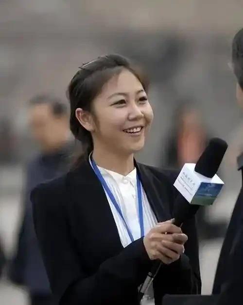 为什么记者的社会地位越来越低？
因为互联网发展起来前大众消息渠道只有报纸电视广播