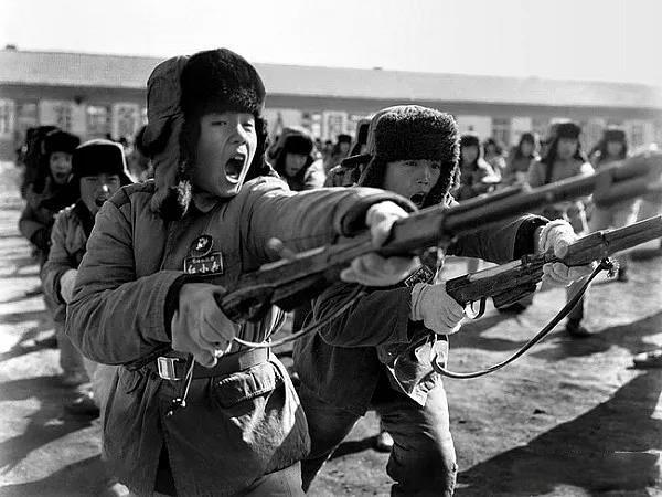 1967年，吉林省辽源，训练中的红小兵。