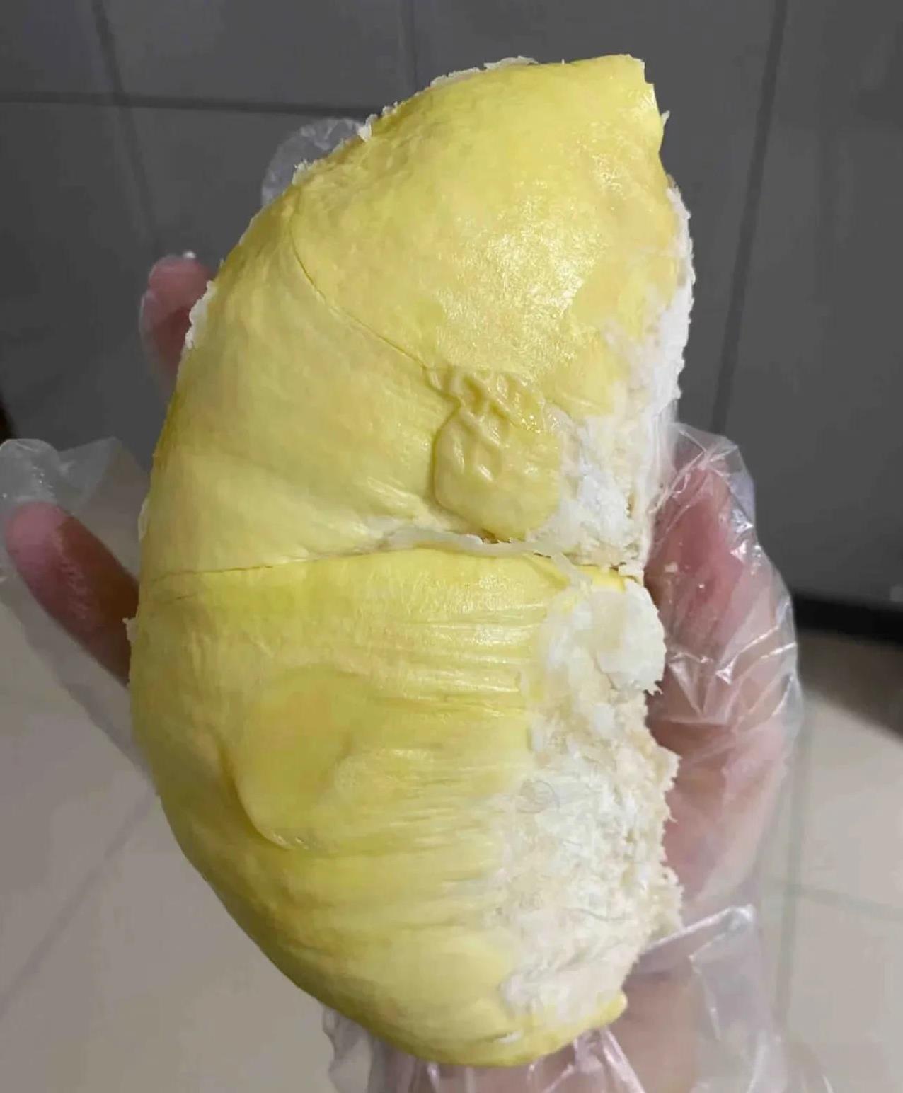 下班回到家，
看到婆妈坐在饭桌前正在吃饭，
没等我回来就吃了，瞬间心里凉凉，
心