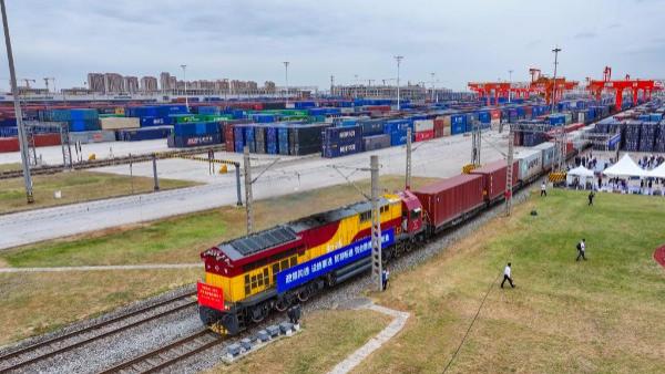 趁普京分身乏术，邻国找到机会，绕开俄罗斯，跟中国干了件大事！