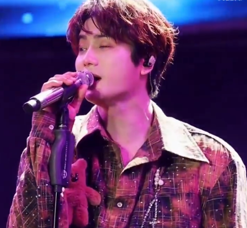 陆虎出道十八年写过无数爆火的歌曲从《爸爸妈妈去上班我去幼儿园》《拾忆》到《雪落下