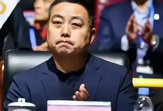 最近体育圈出大事了！3月26日，国家体育总局宣布张晓蓬到了60岁退休年纪，免去他