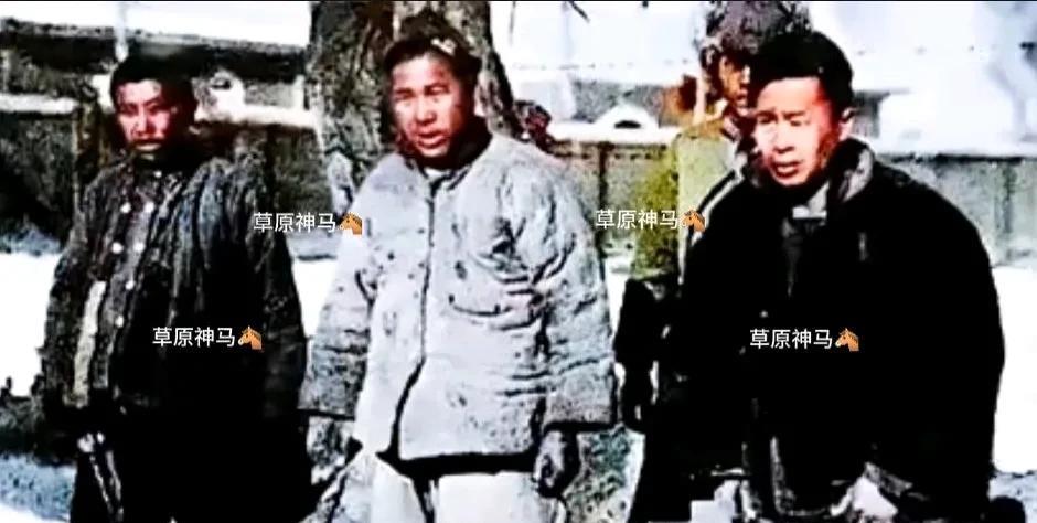 这是一张被许多国人误读的老照片
照片中的三位待行刑者，通常被解读为东北民众救国军