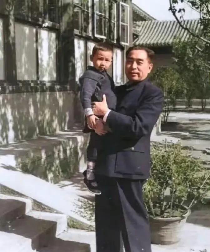 1956年10月，中南海的西花厅外，阳光正好。总理怀抱着6岁的侄儿周秉和，在这充