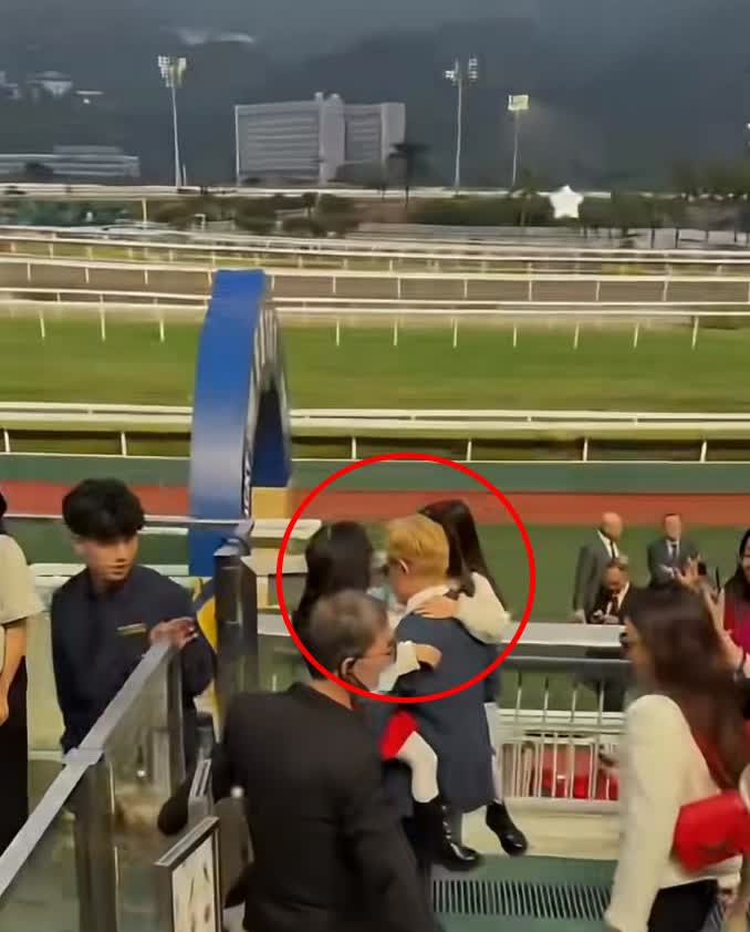 我发现郭富城的臂力是真的强，竟然能同时抱着两个女儿

郭富城的两个女儿，一个